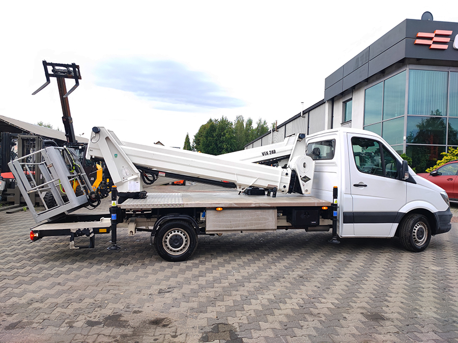 Samochód ciężarowy z podnośnikiem koszowym Mercedes-Benz Sprinter