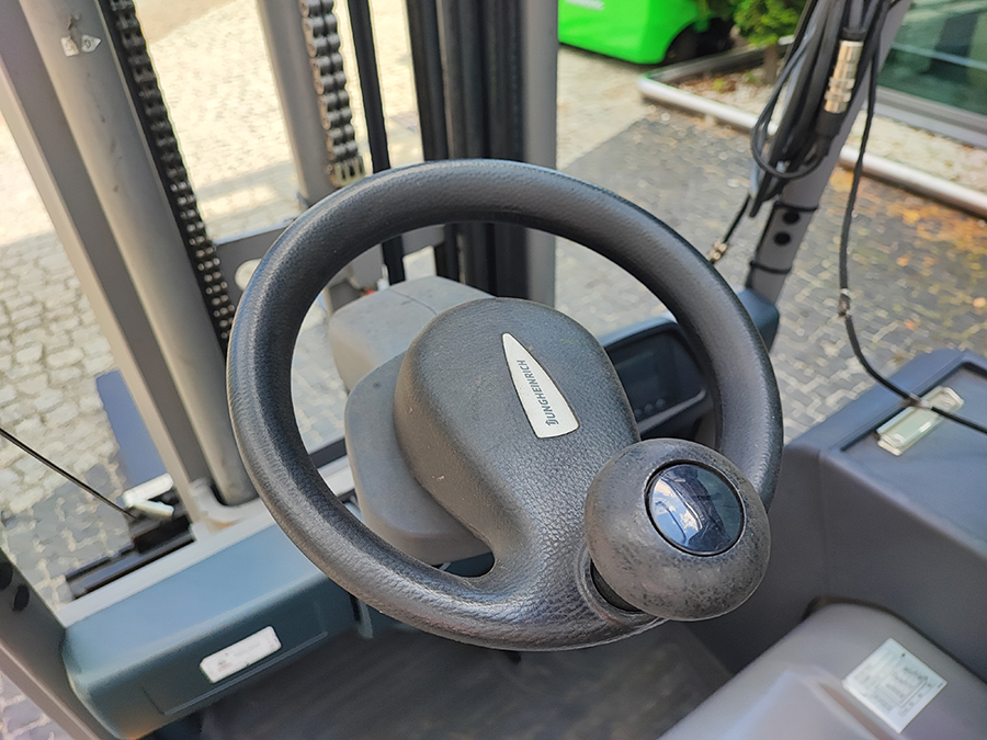Wózek widłowy elektryczny Jungheinrich EFG220