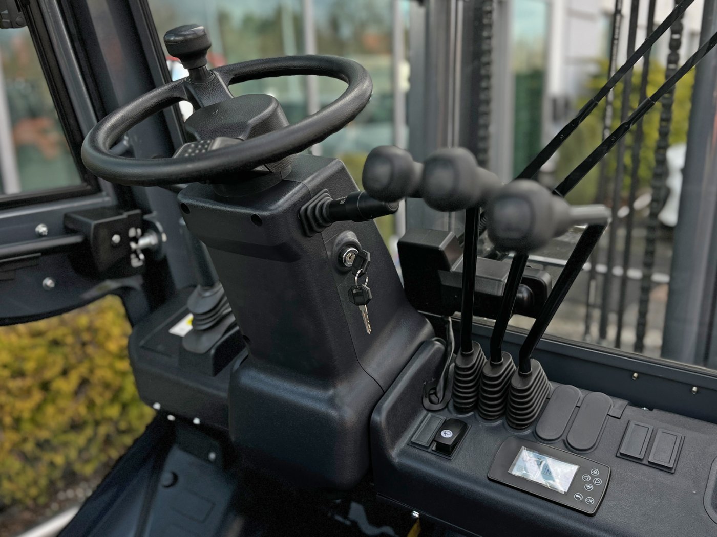 wózek terenowy elektryczny Lonking LG25BT Terrain li-ion kabina