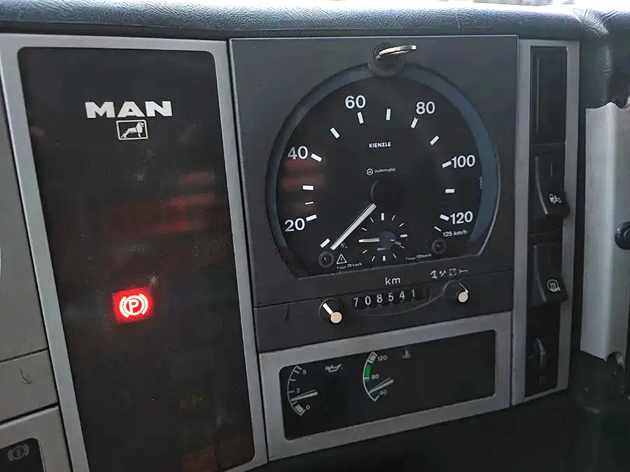 Samochód ciężarowy, skrzynia MAN 13.284