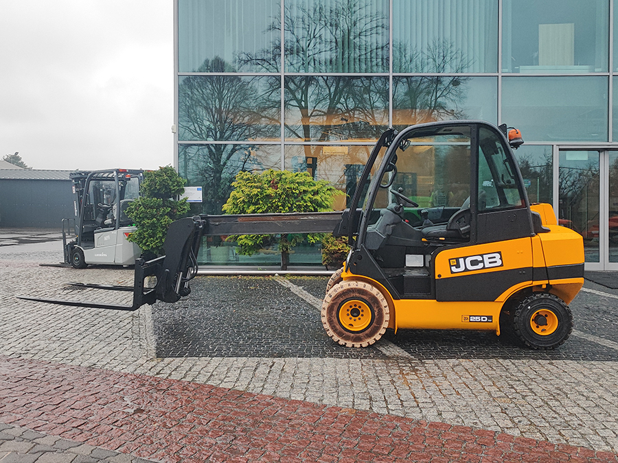 Wózek widłowy teleskopowy JCB TLT25D