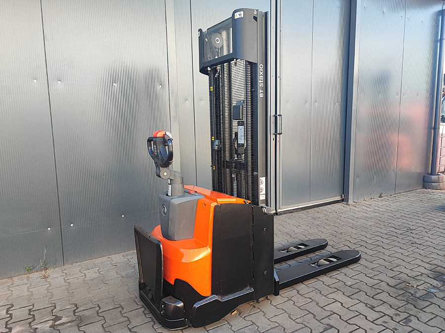 Carello elevatore magazzinieri BT SWE 120L