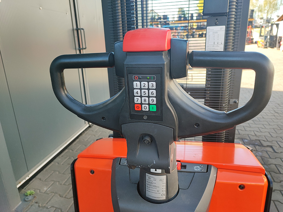 Carello elevatore magazzinieri BT SWE 120L