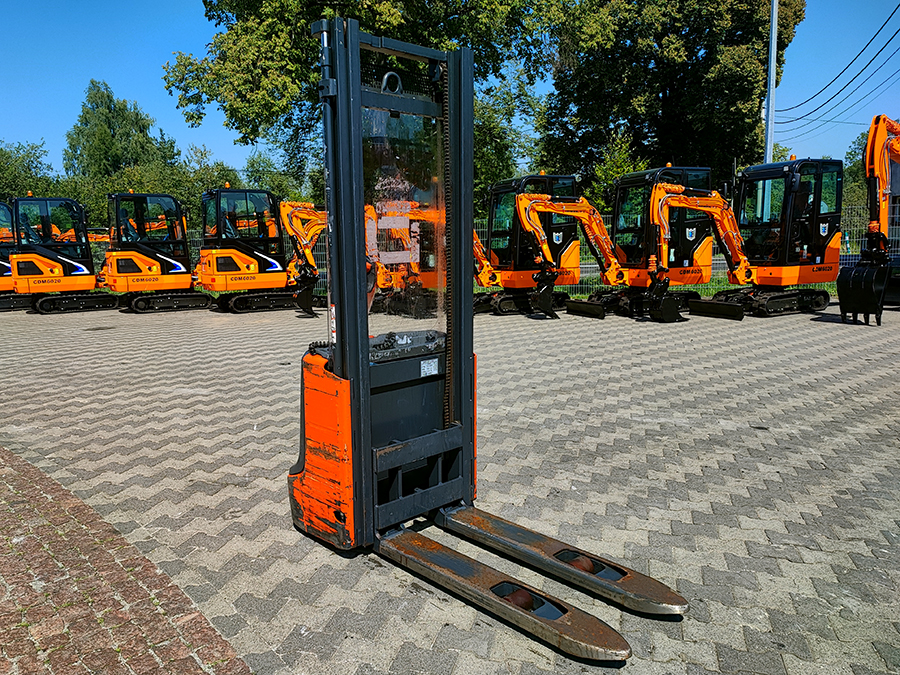 Elektryczny wózek  podnośnikowy z masztem Linde L10