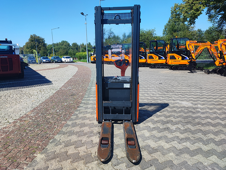 Elektryczny wózek  podnośnikowy z masztem Linde L10