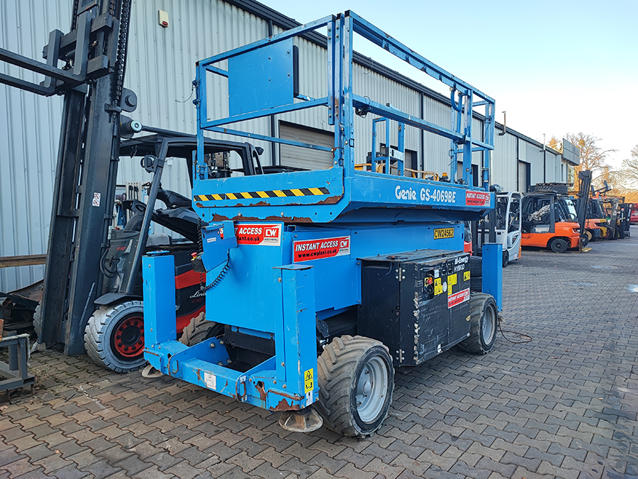 Podest roboczy terenowy zwyżka nożycowa Genie GS4069 BE 2WD