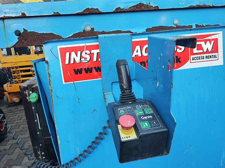 Podest roboczy terenowy zwyżka nożycowa Genie GS4069 BE 2WD