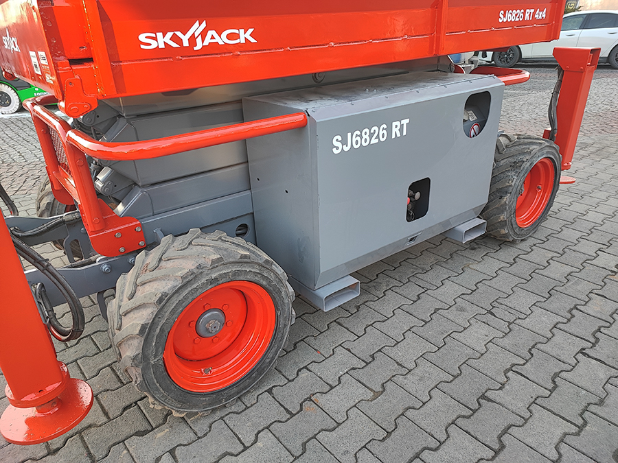 Podest roboczy, zwyżka nożycowa terenowa Skyjack SJ6826RT
