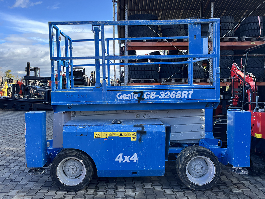 Podest roboczy terenowy zwyżka nożycowa Genie GS3268