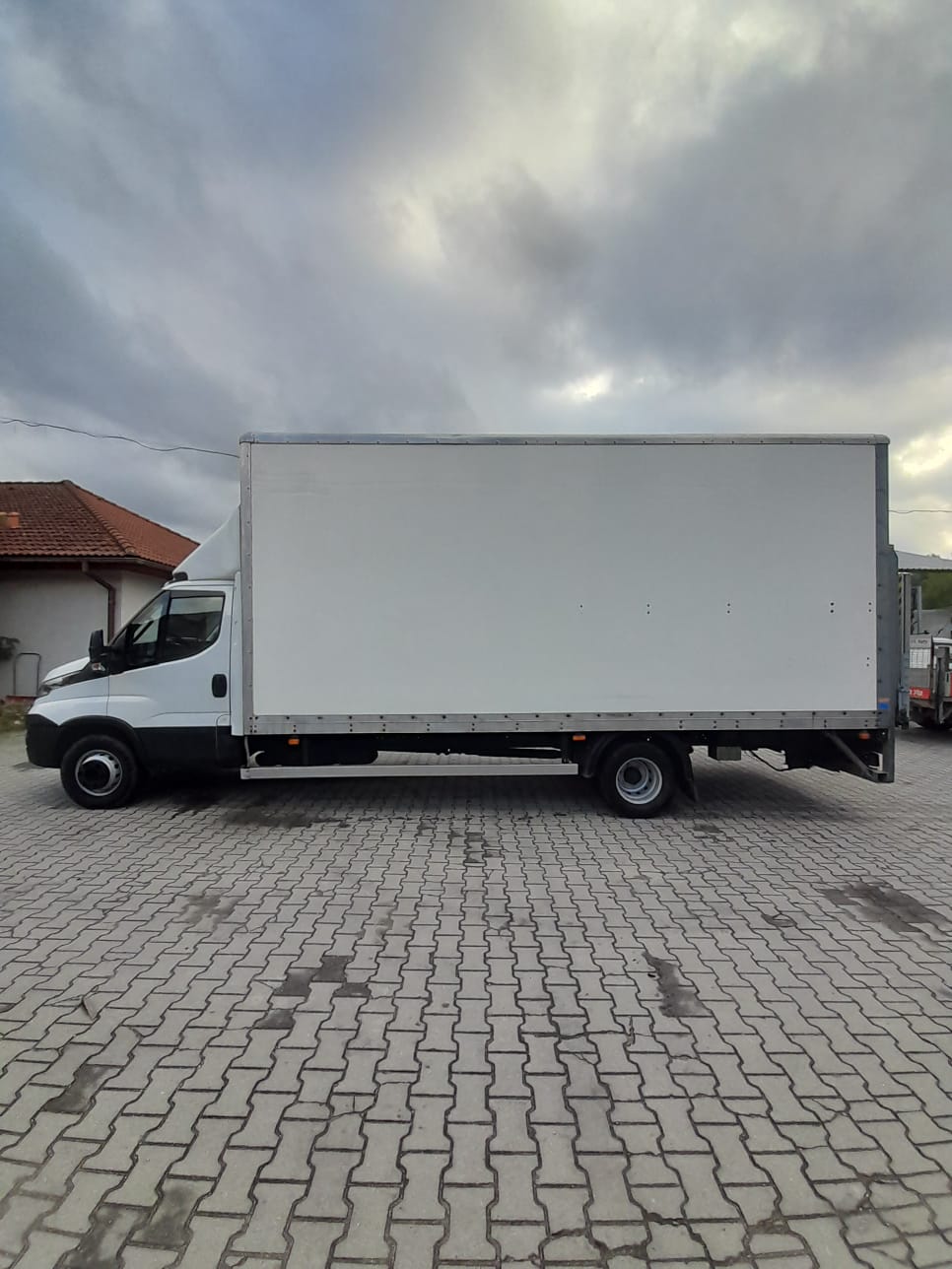 samochód dostawczy kontener z winda Iveco Daily 70C18