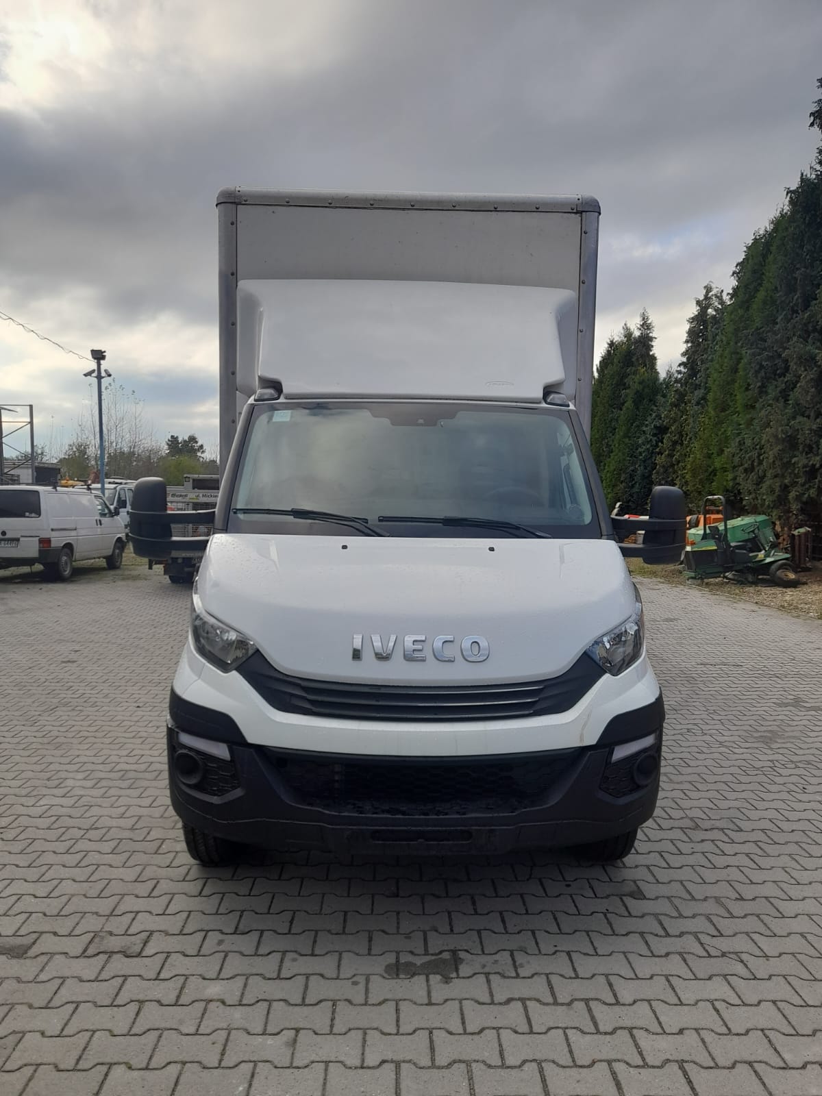 samochód dostawczy kontener z winda Iveco Daily 70C18