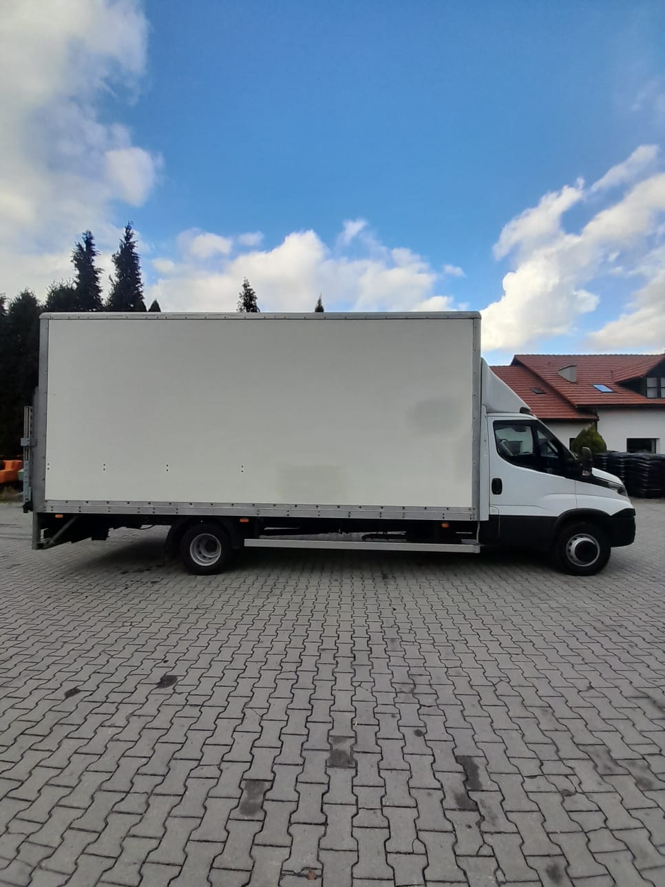 samochód dostawczy kontener z winda Iveco Daily 70C18