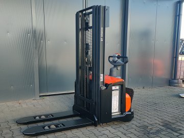 Carello elevatore magazzinieri BT SWE 120L