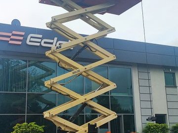 Podest roboczy terenowy zwyżka nożycowa JLG 530LRT