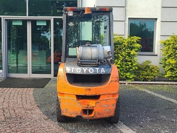Wózek widłowy Toyota 02-8FGF30