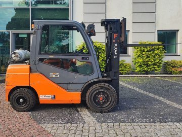 Wózek widłowy Toyota 02-8FGF30