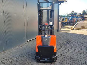 Carello elevatore magazzinieri BT SWE 120L