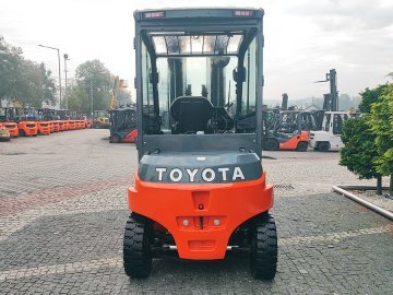 Wózek widłowy elektryczny Toyota 8FBMT40