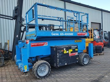 Podest roboczy terenowy zwyżka nożycowa Genie GS4069 BE 2WD