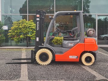 Wózek widłowy Toyota 02-8FGF25