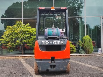Wózek widłowy gazowy Toyota 02-8FGF18