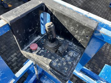 Podest roboczy terenowy zwyżka nożycowa Genie GS3268