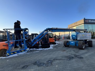 Podnośnik koszowy przegubowy terenowy Genie Z80/60