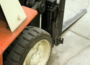 Na co zwrócić uwagę przy wyborze wózka widłowego terenowego?